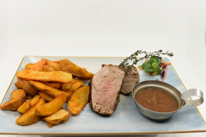 Mușchiuleț de porc cu sos brun cu ciuperci / Pork  with mushrooms sauce  (fără garnitură)