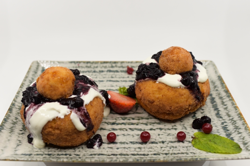 Papanași scăldați în dulceață de afine și smântână / Fried dumplind with blueberry jam and cream