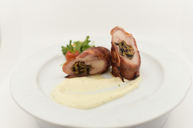 Rulou de pui cu sos de cașcaval / Chicken roll with cheese sauce(fără garnitură/without gasket/)