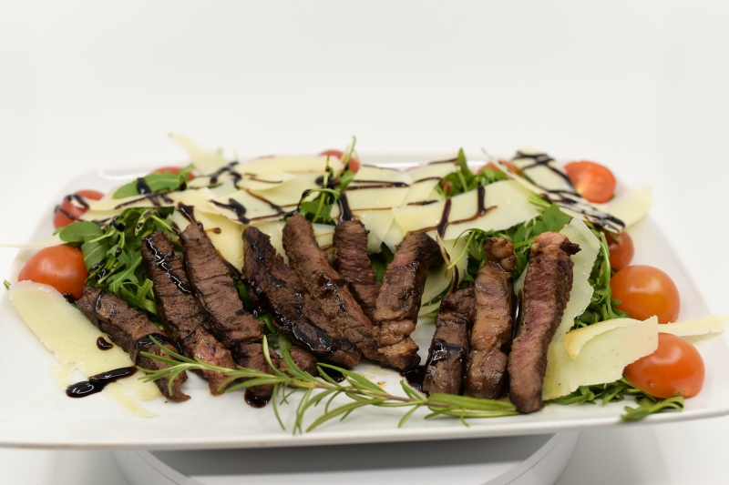 Tagliata de vita cu rucola si parmezan