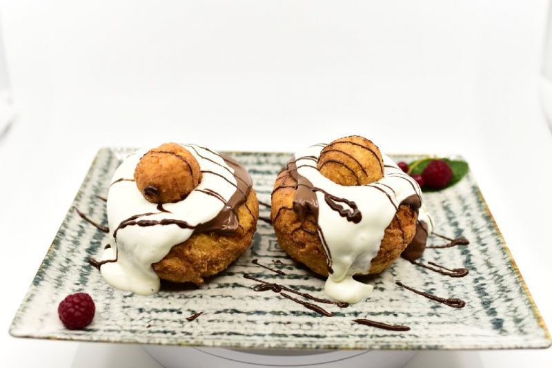 Papanași scăldați în nuttela și smântână / Fried dumplind with nuttela and cream