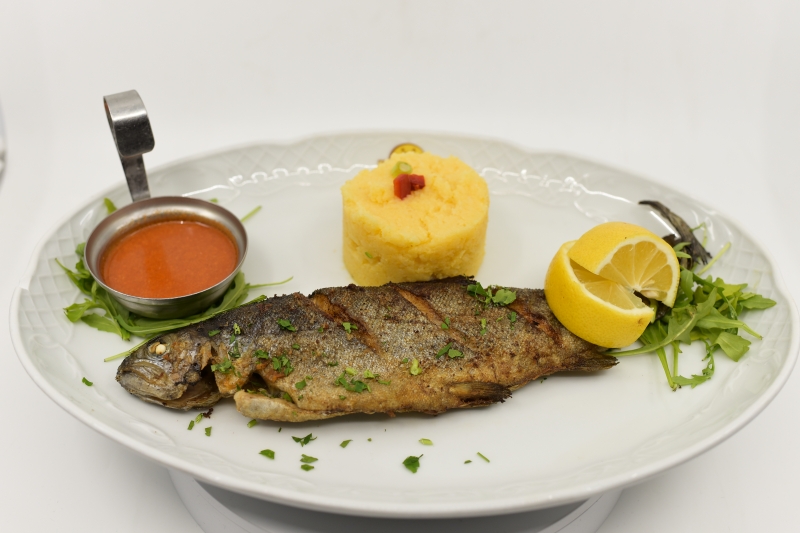 Păstrăv la grătar / Grilled trout